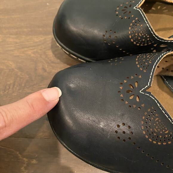 L’Artiste Black Leather Mary Jane Flats with Classic Design - Picture 13 of 15